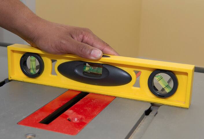 Adjusting throat plate - Table Saw Alignment Adjusting throat plate - Table Saw Alignment